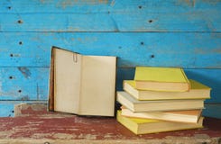 Ouvrez le livre image stock Ouvrez le livre image stock