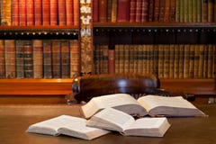 ouvrez-les-livres-dans-l-%C3%A9tude-ou-la-biblioth%C3%A8que-20785040.jpg
