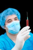 Ouvrier médical retenant une seringue photo libre de droits Ouvrier médical retenant une seringue photo libre de droits