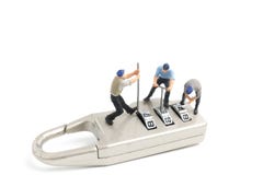 Ouvrière miniature de personnes : Le travail d'équipe aide à ouvrir le mot de passe sur les clés photographie stock libre de droits Ouvrière miniature de personnes : Le travail d'équipe aide à ouvrir le mot de passe sur les clés photographie stock libre de droits