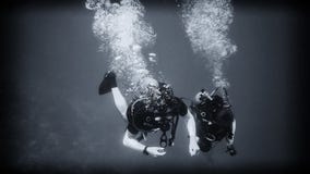 Ovanför avgrunden en dykare under vatten arkivfoto Ovanför avgrunden en dykare under vatten arkivfoto