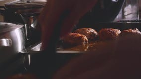 Oven Barbecue Buffalo Chicken Foco seletivo em slowmotion 1920x1080 vídeos de arquivo Oven Barbecue Buffalo Chicken Foco seletivo em slowmotion 1920x1080 vídeos de arquivo