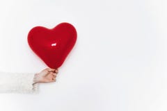 Overhandig holdingshart Gelukkig de dagconcept van Valentine ` s rode hartbal royalty-vrije stock afbeeldingen Overhandig holdingshart Gelukkig de dagconcept van Valentine ` s rode hartbal royalty-vrije stock afbeeldingen