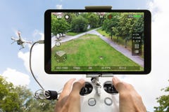 Overhandigt het controleren het park van de hommelfilm tegen bewolkte hemel stock foto's Overhandigt het controleren het park van de hommelfilm tegen bewolkte hemel stock foto's