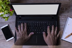 Overhandigt transparents van een mens in het notitieboekjeinstallatie van de computertelefoon houten lijst royalty-vrije stock foto Overhandigt transparents van een mens in het notitieboekjeinstallatie van de computertelefoon houten lijst royalty-vrije stock foto