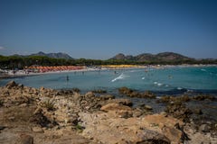 Overvol strand in Sardinige, Italië stock afbeelding Overvol strand in Sardinige, Italië stock afbeelding
