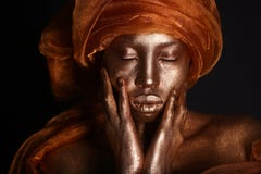 Overweldigend Afrikaanse die Amercian-Vrouw met Goud wordt geschilderd royalty-vrije stock afbeeldingen Overweldigend Afrikaanse die Amercian-Vrouw met Goud wordt geschilderd royalty-vrije stock afbeeldingen