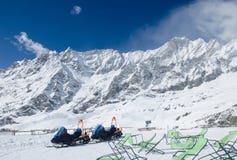 Overweldigende mening van de snow-covered bergketen Matterhorn van Cervinia-de kant van de skitoevlucht Stock Foto's Overweldigende mening van de snow-covered bergketen Matterhorn van Cervinia-de kant van de skitoevlucht Stock Foto's