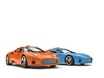 Overweldigende oranje en blauwe moderne super sportwagens Stock Foto Overweldigende oranje en blauwe moderne super sportwagens Stock Foto