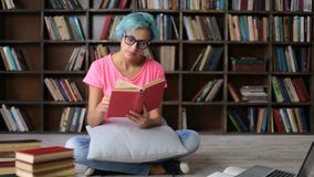 Overwerkte vrouwelijke student die terwijl het bestuderen dutten stock video Overwerkte vrouwelijke student die terwijl het bestuderen dutten stock video