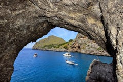 Overzeese baai dichtbij het dorp Sa Calobra zoals die van de tunnel in de bergen wordt gezien Eiland Majorca, Spanje royalty-vrije stock foto Overzeese baai dichtbij het dorp Sa Calobra zoals die van de tunnel in de bergen wordt gezien Eiland Majorca, Spanje royalty-vrije stock foto