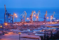 Overzeese commerciële haven bij nacht in Mariupol, de Oekraïne Industrieel La stock foto's Overzeese commerciële haven bij nacht in Mariupol, de Oekraïne Industrieel La stock foto's
