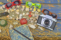 Overzeese Shells op een Blauwe Achtergrond De zomer reizende tijd Overzeese vakantieachtergrond met diverse shells, zonnebril en Stock Foto's Overzeese Shells op een Blauwe Achtergrond De zomer reizende tijd Overzeese vakantieachtergrond met diverse shells, zonnebril en Stock Foto's