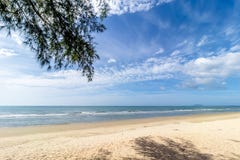 Overzeese strand en berg stock foto Overzeese strand en berg stock foto