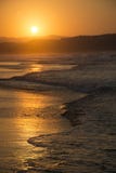 Overzeese zonsondergang Zonnige weg bij schemer en heuvels op achtergrond Georgioupolisstrand, Kreta Griekenland royalty-vrije stock foto's Overzeese zonsondergang Zonnige weg bij schemer en heuvels op achtergrond Georgioupolisstrand, Kreta Griekenland royalty-vrije stock foto's