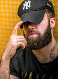 Oviedo, Asturies L'ESPAGNE - 5 JUILLET 2018 Le portrait d'un jeune hippie a tatoué l'homme avec le chapeau de New York Yankees photographie stock libre de droits Oviedo, Asturies L'ESPAGNE - 5 JUILLET 2018 Le portrait d'un jeune hippie a tatoué l'homme avec le chapeau de New York Yankees photographie stock libre de droits