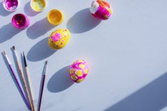 Ovos da páscoa colorindo com crianças faculdade criadora comum, classes tornando-se A vista da parte superior imagem de stock Ovos da páscoa colorindo com crianças faculdade criadora comum, classes tornando-se A vista da parte superior imagem de stock