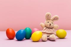 Ovos de Easter no fundo da cor fotografia de stock Ovos de Easter no fundo da cor fotografia de stock