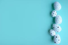 Ovos do éster no fundo azul Conceito de Easter Copie o espaço foto de stock Ovos do éster no fundo azul Conceito de Easter Copie o espaço foto de stock