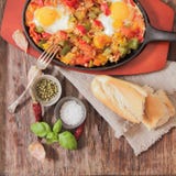 ovos mexidos com tomate e o café da manhã tradicional das pimentas imagens de stock ovos mexidos com tomate e o café da manhã tradicional das pimentas imagens de stock