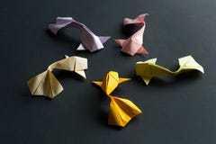 Owal ramy posta? handmade papierowego rzemios?a origami koi z?ocisty karp ?owi na czarnym tle Boczny widok zdjęcia stock Owal ramy posta? handmade papierowego rzemios?a origami koi z?ocisty karp ?owi na czarnym tle Boczny widok zdjęcia stock