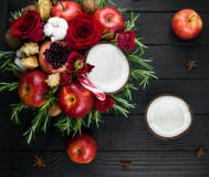 Owocowy bukiet z jabłkami, różami i pomegranat, obraz stock Owocowy bukiet z jabłkami, różami i pomegranat, obraz stock