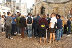 Oxford, het UK - 13 Oktober, 2018: Groep toerist bij de Universiteit van Oxford, Brasenose-universiteit royalty-vrije stock foto's Oxford, het UK - 13 Oktober, 2018: Groep toerist bij de Universiteit van Oxford, Brasenose-universiteit royalty-vrije stock foto's