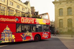 Oxford, Reino Unido - 13 de octubre de 2018: Buss turísticos rojos en calle imágenes de archivo libres de regalías Oxford, Reino Unido - 13 de octubre de 2018: Buss turísticos rojos en calle imágenes de archivo libres de regalías