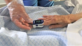 Γιατρός και υπομονετικό χρησιμοποιώντας oximeter σφυγμού δάχτυλων στοκ φωτογραφία με δικαίωμα ελεύθερης χρήσης Γιατρός και υπομονετικό χρησιμοποιώντας oximeter σφυγμού δάχτυλων στοκ φωτογραφία με δικαίωμα ελεύθερης χρήσης