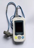 Oximeter σφυγμού, ιατρική συσκευή που χρησιμοποιείται για να ελέγξει το οξυγόνο αίματος στους ασθενείς στο νοσοκομείο στοκ εικόνες Oximeter σφυγμού, ιατρική συσκευή που χρησιμοποιείται για να ελέγξει το οξυγόνο αίματος στους ασθενείς στο νοσοκομείο στοκ εικόνες