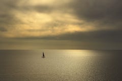 Ozeanseesonnenuntergangansicht und schwarzes Segelboot Treibnetz für Thunfischfischen Es Stockfotos Ozeanseesonnenuntergangansicht und schwarzes Segelboot Treibnetz für Thunfischfischen Es Stockfotos