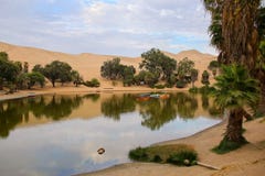 Oásis de Huacachina, região do AIC, Peru imagens de stock Oásis de Huacachina, região do AIC, Peru imagens de stock