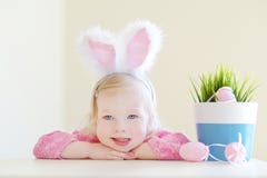 Oídos del conejito de la niña pequeña que llevan adorable en Pascua Oídos del conejito de la niña pequeña que llevan adorable en Pascua