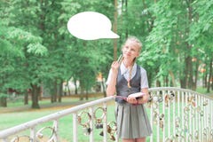 Одетая в форму школьница думала Ребенок учит удаленно отработочное образование стоковое изображение rf Одетая в форму школьница думала Ребенок учит удаленно отработочное образование стоковое изображение rf