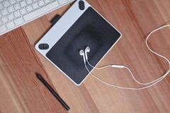 Оборудование фотографа или grafic дизайнерского компьютера, мыши, grafic планшета, грифеля и наушников Место службы peop искусств бесплатная иллюстрация Оборудование фотографа или grafic дизайнерского компьютера, мыши, grafic планшета, грифеля и наушников Место службы peop искусств бесплатная иллюстрация