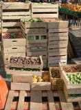 Овощи в клетях на фермерах выходят готовое вышед на рынок на рынок быть проданным стоковая фотография rf Овощи в клетях на фермерах выходят готовое вышед на рынок на рынок быть проданным стоковая фотография rf