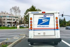 1-ое марта 2019 Sunnyvale/CA/США - управлять корабля USPS на оживленной улице в южной области San Francisco Bay стоковые изображения 1-ое марта 2019 Sunnyvale/CA/США - управлять корабля USPS на оживленной улице в южной области San Francisco Bay стоковые изображения