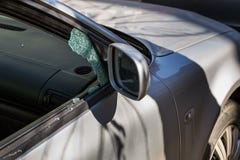 Окно автомобиля поломанное похитителем Окно автомобиля сломленное Сломанное окно правильной стороны автомобиля припаркованного на стоковые изображения rf Окно автомобиля поломанное похитителем Окно автомобиля сломленное Сломанное окно правильной стороны автомобиля припаркованного на стоковые изображения rf