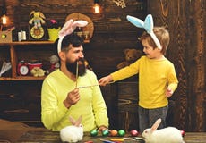 Отец и ребенк крася пасхальные яйца стоковая фотография rf Отец и ребенк крася пасхальные яйца стоковая фотография rf