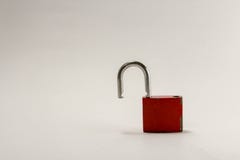 Открытый красный padlock изолированный на белой предпосылке стоковое фото Открытый красный padlock изолированный на белой предпосылке стоковое фото