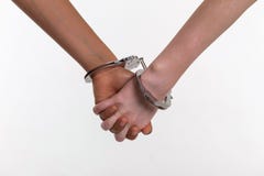 Отчаянные маленькие ребята предусматриванные в наручниках металла связывая пальцы стоковая фотография rf Отчаянные маленькие ребята предусматриванные в наручниках металла связывая пальцы стоковая фотография rf