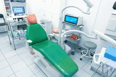 Офис дантиста, гигиена полости рта, зубоврачебный конец-вверх аппаратур Медицинский офис оборудован с креслом и особенным освещен стоковые изображения Офис дантиста, гигиена полости рта, зубоврачебный конец-вверх аппаратур Медицинский офис оборудован с креслом и особенным освещен стоковые изображения