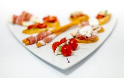 Очень вкусная закуска ветчины и овощей стоковые фотографии rf Очень вкусная закуска ветчины и овощей стоковые фотографии rf