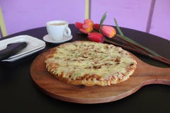 Очень вкусная пицца с томатами сосиски и вишни стоковое фото Очень вкусная пицца с томатами сосиски и вишни стоковое фото