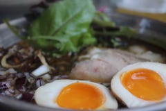 Очень вкусные рамэны с яйцами и мясом стоковая фотография rf Очень вкусные рамэны с яйцами и мясом стоковая фотография rf