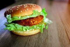 Очень вкусный и красивый бургер на таблице стоковая фотография rf Очень вкусный и красивый бургер на таблице стоковая фотография rf
