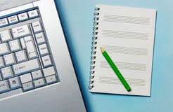 Ołówek, Notepad dla nagrywać i laptop, rozwiązuje problem biurowych temat sytuacji zdjęcie royalty free Ołówek, Notepad dla nagrywać i laptop, rozwiązuje problem biurowych temat sytuacji zdjęcie royalty free