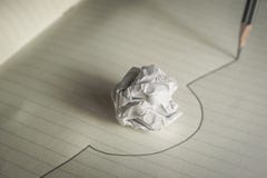 Ołówek rysująca linia unika zmiętą papierową piłkę unikać błędów przeciw fotografia royalty free Ołówek rysująca linia unika zmiętą papierową piłkę unikać błędów przeciw fotografia royalty free