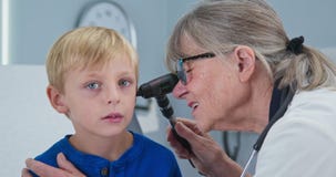 Médecin Pédiatre Examinant L'oreille De L'enfant Avec Otoscope