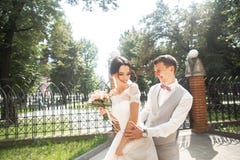 Pa?stwo m?odzi przy dzie? ?lubu odprowadzeniem w pi?knym parku, u?miechni?ta ko?c?wka cieszy si? each inny zdjęcie stock Pa?stwo m?odzi przy dzie? ?lubu odprowadzeniem w pi?knym parku, u?miechni?ta ko?c?wka cieszy si? each inny zdjęcie stock